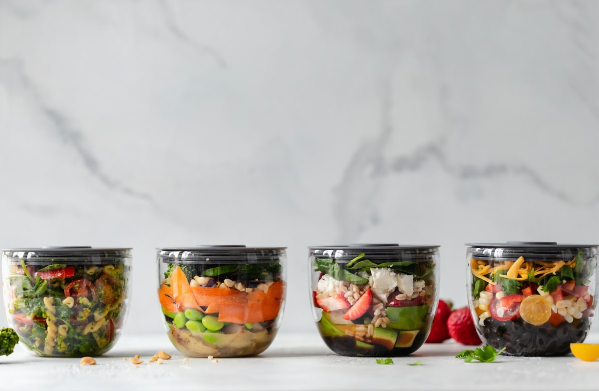 Repas équilibré avec fruits, légumes et protéines